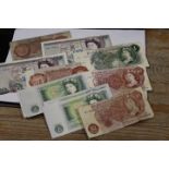 A SMALL COLLECTION OF VINTAGE BANK NOTES TO INCLUDE £1 NOTES, £20 NOTE ETC