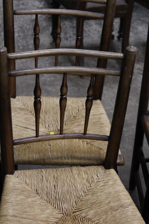 A COLLECTION OF EIGHT ASSORTED ANTIQUE CHAIRS TO INCLUDE PUSH SEAT AND SPINDLE BACK EXAMPLES - Image 2 of 5