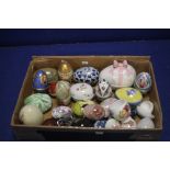 A TRAY OF DECORATIVE ORNAMENTAL EGGS, TRINKET BOXES (TRAY NOT INCLUDED)