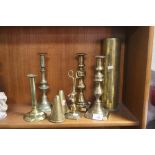 A COLLECTION OF BRASS TO INCLUDE CANDLESTICKS