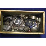 A SMALL BOX OF COLLECTABLES TO INCLUDE COINS, WHITE METAL ITEMS ETC