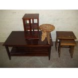 A SELECTION OF 4 MODERN ITEMS TO INCLUDE A COFFEE TABLE, AN OAK NEST OF TABLES ETC