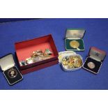A SMALL GROUP OF COLLECTABLES COINS, MEDALS AND BADGES TO INCLUDE A WATERLOO COMMEMORATIVE,