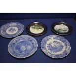 THREE BOXED SPODE BLUE AND WHITE PLATES TOGETHER WITH 2 UNBOXED SPODE CUNARD SHIP PLATES