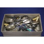 A SMALL TRAY OF ASSORTED FLATWARE