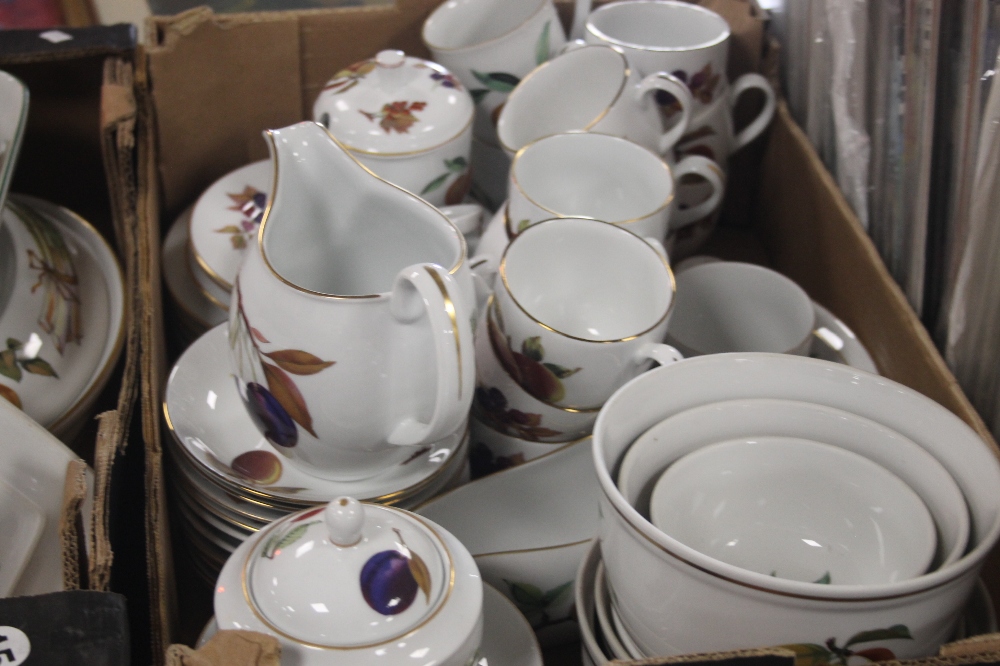 TWO TRAYS OF ROYAL WORCESTER EVESHAM TEA AND DINNERWARE (TRAY/S NOT INCLUDED) - Image 3 of 3