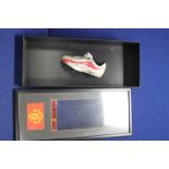 A FRAMED MANCHESTER UNITED FOOTBALL BOOT BEARIN SIGNATURES FOR NICKY BUTT, PAUL SCHOLES, SOLSJIER,