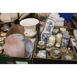 TWO TRAYS OF ASSORTED CERAMICS TO INCLUDE ORIENTAL TYPE EXAMPLES NO MARKS TO BASES (TRAY/S NOT