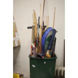 A TUB OF SPORTING ITEMS TO INCLUDE SNOOKER CUES, CRICKET BATS, BADMINTON SETS ETC