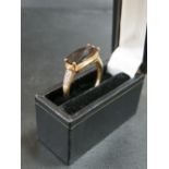 A 9CT GOLD SMOKEY QUARTZ DRESS RING - APPROX WEIGHT 2.7 G
