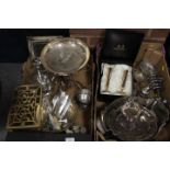 TWO TRAYS OF ASSORTED METALWARE TO INC A BRASS TRIVET ETC