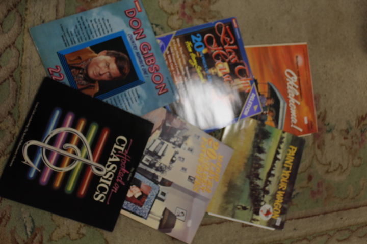 A COLLECTION OF ASSORTED LP AND SINGLE RECORDS TO INCLUDE THE WURZELS - Image 5 of 5