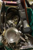 A TRAY OF ASSORTED METALWARE TO INCLUDE TANKARDS ETC