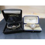 A HALLMARKED 9CT GOLD LADIES WRISTWATCH ON EXPANDABLE BRACELET IN ORIGINAL BOX TOGETHER WITH A