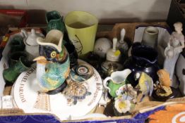 A TRAY OF ASSORTED CERAMICS TO INCLUDE ROYAL DOULTON, WADE ETC