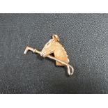 A HALLMARKED 9CT GOLD EQUESTRIAN THEMED PENDANT - APPROX WEIGHT ?;