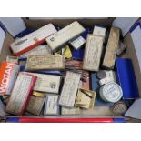 A SMALL TRAY OF VINTAGE WATCH REPAIR PARTS, BOXES ETC