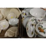 TWO TRAYS OF CERAMICS TO INCLUDE ROYAL WORCESTER, EVESHAM, ROYAL CREAM WARE ETC