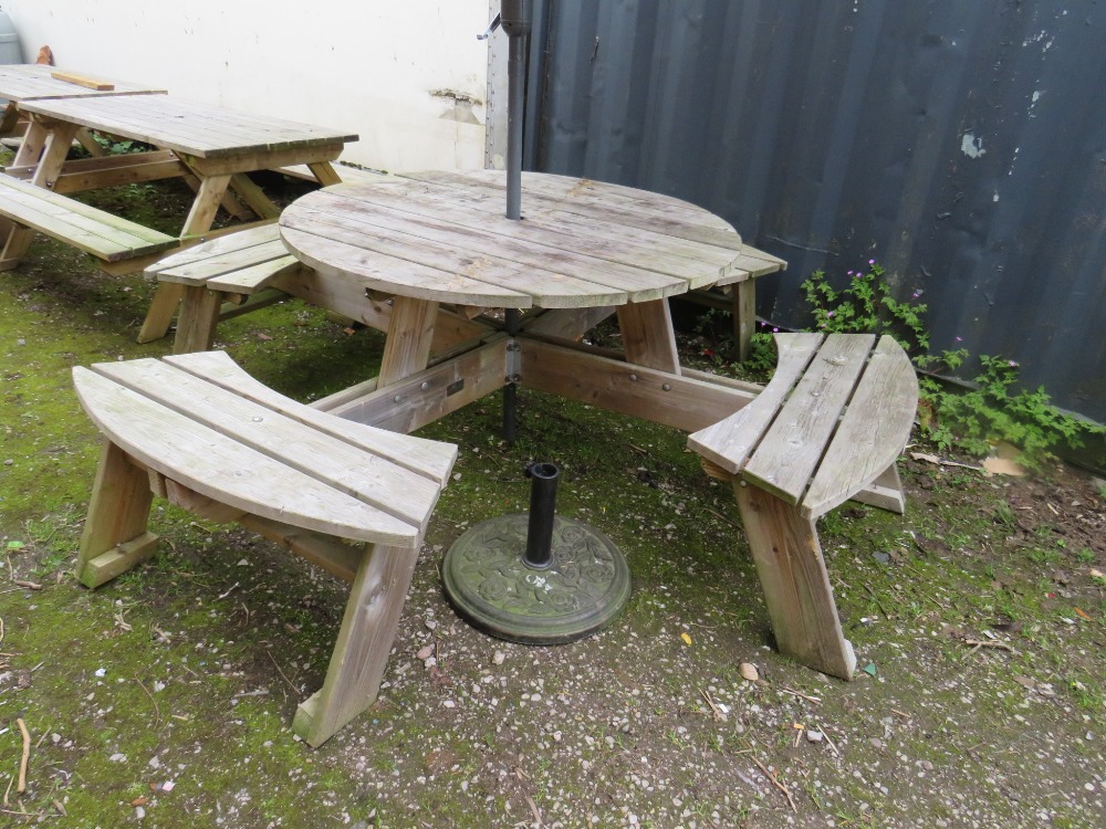 A CIRCULAR WOODEN GARDEN / PATIO TABLE WITH PARASOL AND STAND - Image 2 of 6