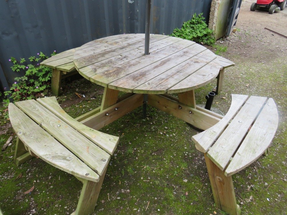 A CIRCULAR WOODEN GARDEN / PATIO TABLE WITH PARASOL AND STAND - Image 5 of 6