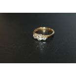 A HALLMARKED 18CT GOLD THREE STONE DIAMOND RING - APPROX WEIGHT 3.8 G, RING SIZE M
