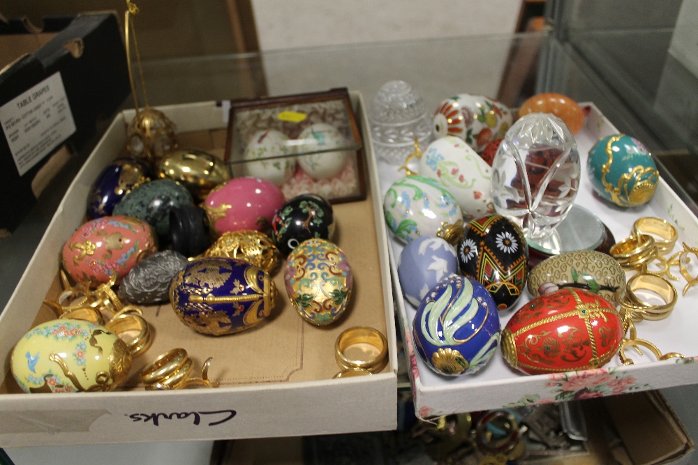 TWO SMALL TRAYS OF NOVELTY COLLECTORS EGGS AND STANDS - Image 4 of 4