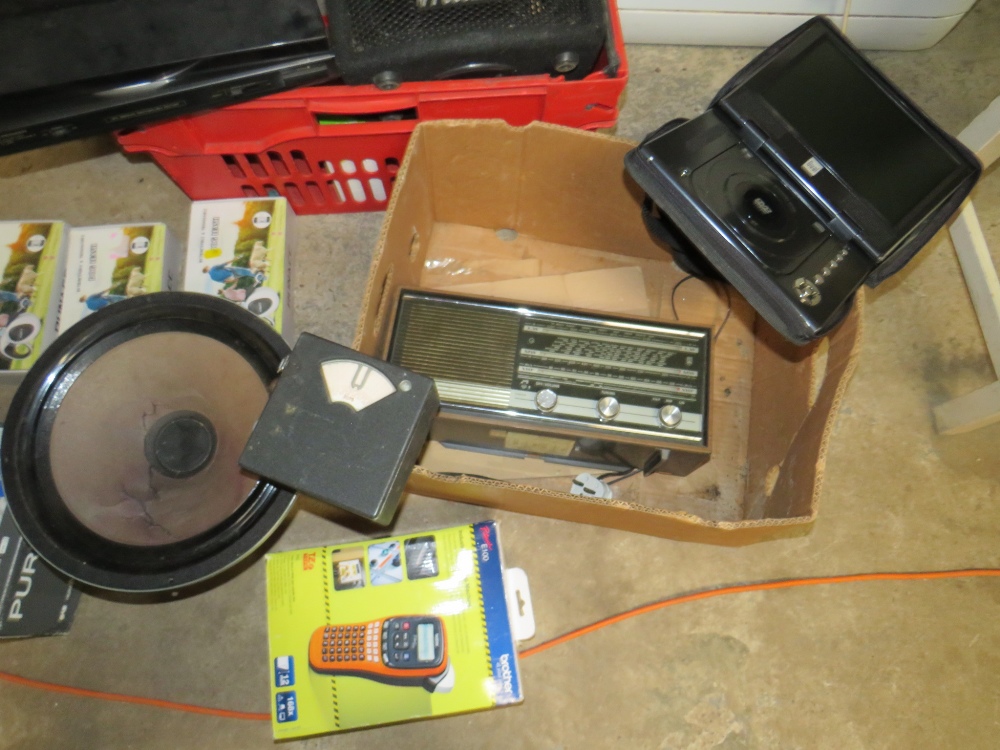 VARIOUS HIFI SPEAKERS, DOG LEASHES AND RADIOS ETC - Image 4 of 4