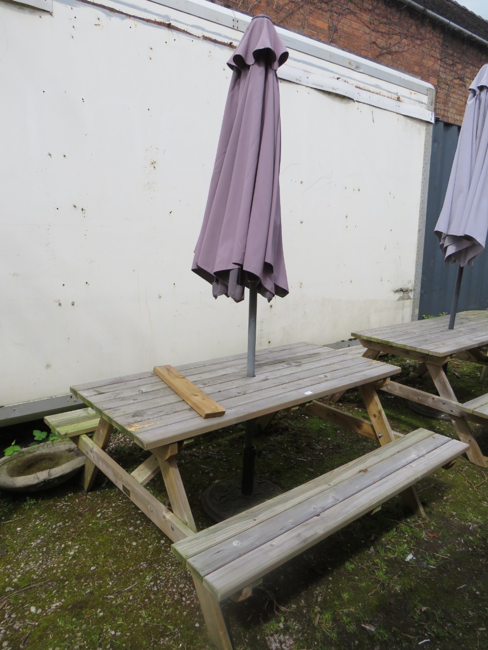 A ROWINSON WOODEN GARDEN / PATIO TABLE WITH PARASOL AND STAND - Image 6 of 6
