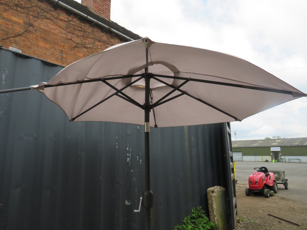 A CIRCULAR WOODEN GARDEN / PATIO TABLE WITH PARASOL AND STAND - Image 4 of 6