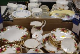 A TRAY OF ROYAL ALBERT OLD COUNTRY ROSES TEA WARE TOGETHER WITH A TRAY OF ASSORTED CERAMICS ( 2 )