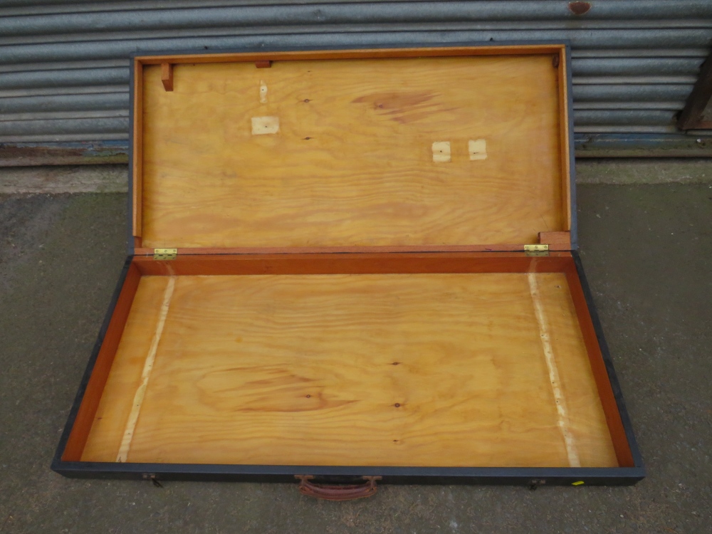 A LARGE WOODEN TRAVEL BOX / STORAGE CASE - Image 2 of 3