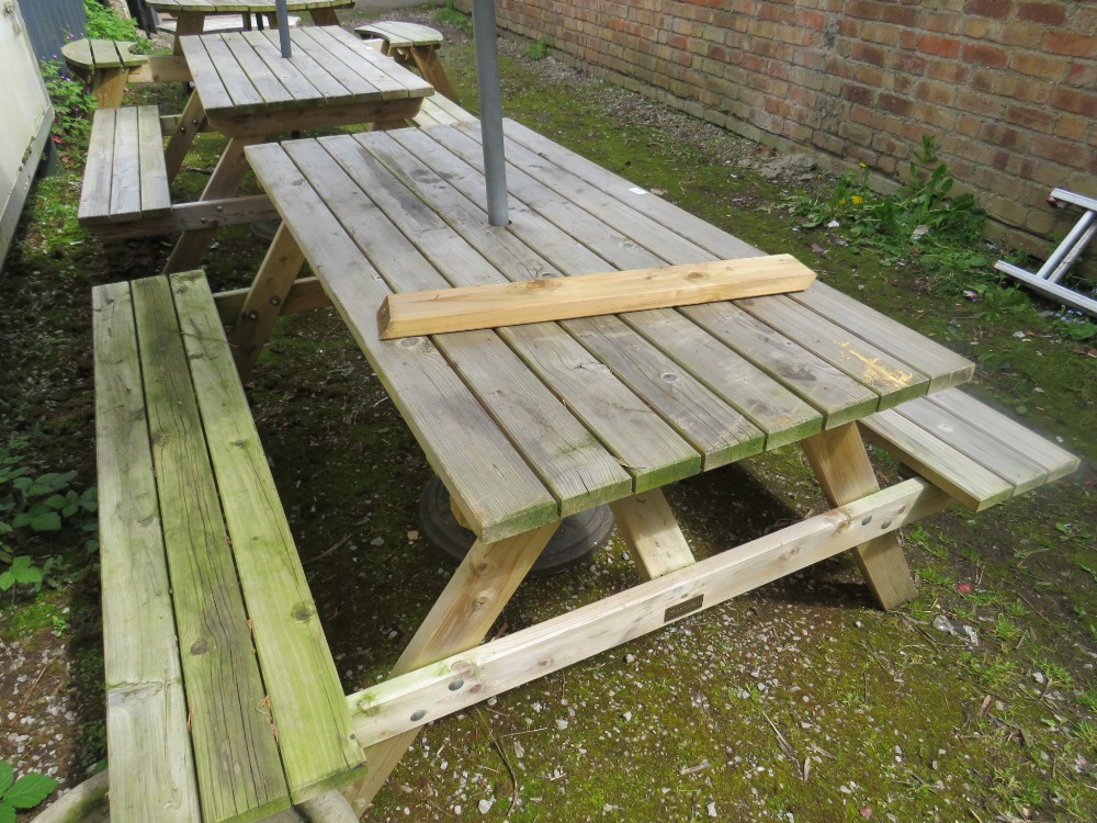 A ROWINSON WOODEN GARDEN / PATIO TABLE WITH PARASOL AND STAND - Image 5 of 6