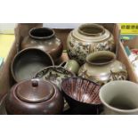 A TRAY OF ASSORTED STUDIO POTTERY / CERAMICS