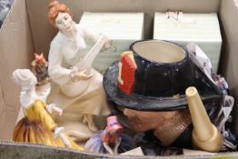A TRAY OF ASSORTED CERAMICS TO INCLUDE A ROYAL DOULTON THE FIREMAN CHARACTER JUG BOXED BRAMLEY HEDGE