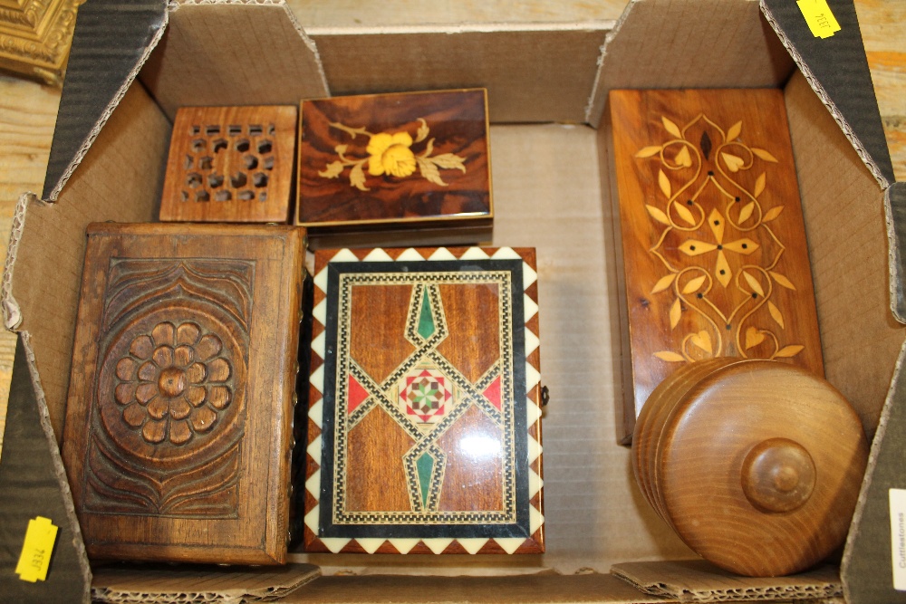 A SMALL COLLECTION OF ASSORTED TREEN BOXES ETC