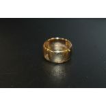 A HALLMARKED 9CT GOLD WEDDING BAND - APPROX WEIGHT 9.7 G