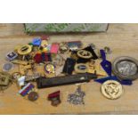 A SMALL TRAY OF ASSORTED MASONIC / BUFFALO MEDALS, BADGES ETC