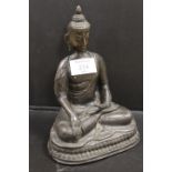 A CAST BRONZE BUDDHA / DEITY FIGURE