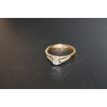 A HALLMARKED 18CT GOLD DIAMOND SOLITAIRE RING - APPROX WEIGHT 2.8 G, RING SIZE P
