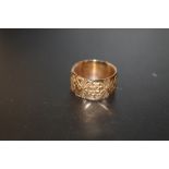 A HALLMARKED 9CT GOLD ENGRAVED BAND - APPROX WEIGHT 4.7 G