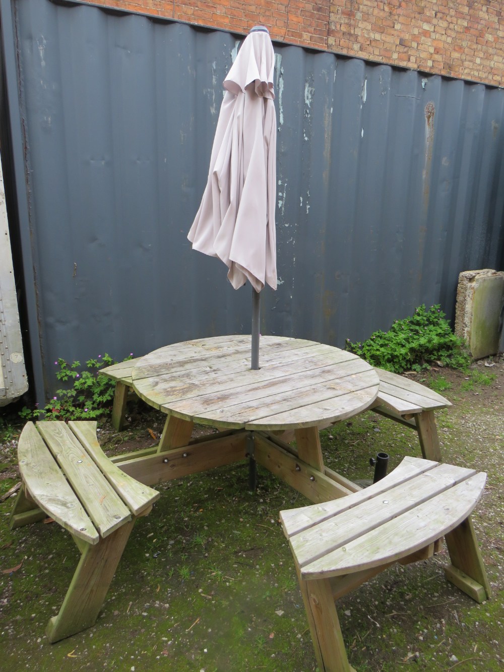 A CIRCULAR WOODEN GARDEN / PATIO TABLE WITH PARASOL AND STAND - Image 6 of 6