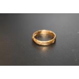 A HALLMARKED 22CT GOLD WEDDING BAND - APPROX WEIGHT 4.4 G