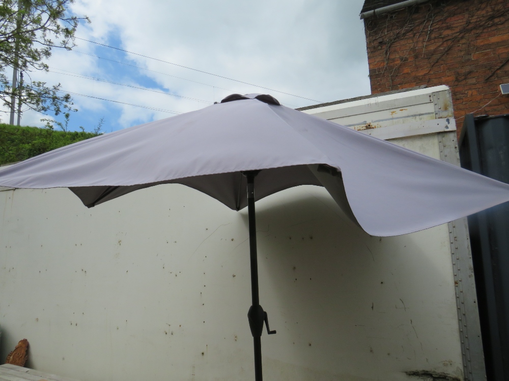 A ROWINSON WOODEN GARDEN / PATIO TABLE WITH PARASOL AND STAND - Image 3 of 7