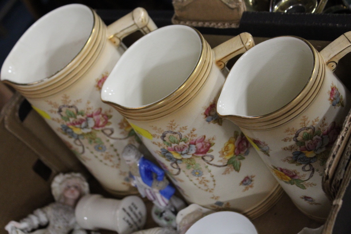 TWO TRAYS OF ASSORTED CERAMICS TO INCLUDE A SET OF THREE GRADUATING CROWN DEVON JUGS MANY CRESTED - Image 3 of 5