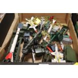 A TRAY OF DIE CAST TOYS CONSISTING OF MAINLY MILITARY VEHICLES TO INCLUDE PLASTIC TOY SOLDIERS