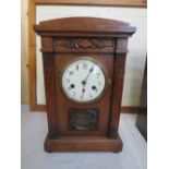 AN EARLY 20TH CENTURY OAK CASED MANTEL CLOCK, STRIKING ON A BELL, H 38.5 cm