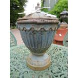 A SMALL CAST IRON TABLE URN, H 28 cm