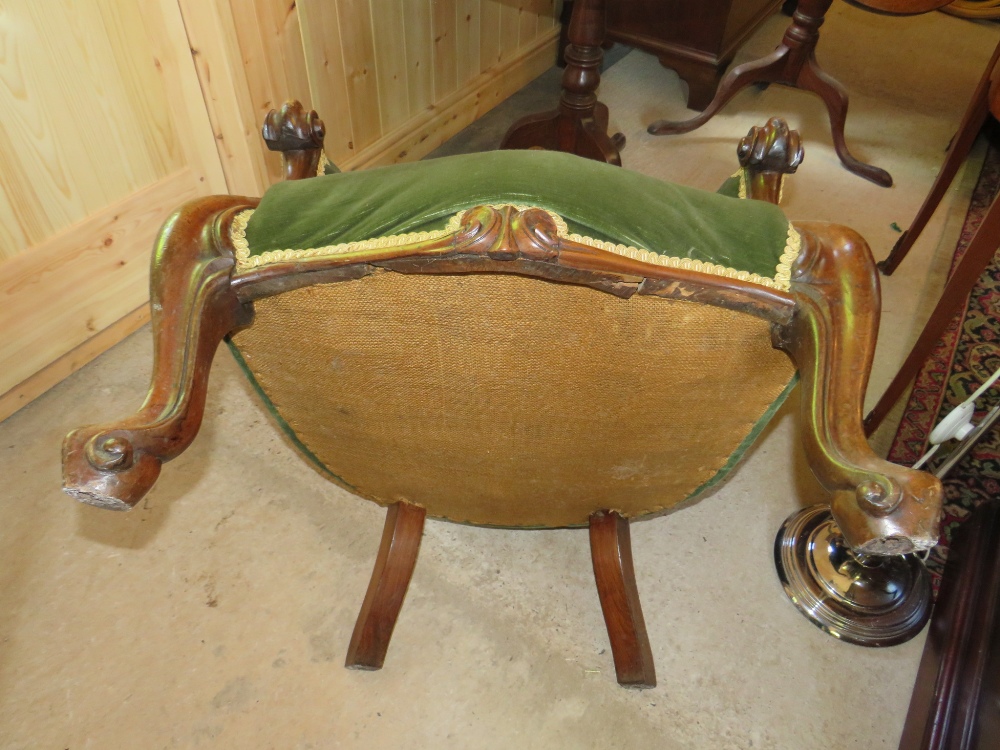 A VICTORIAN MAHOGANY FRAMED UPHOLSTERED ARMCHAIR WITH CARVED DETAIL - Image 4 of 4