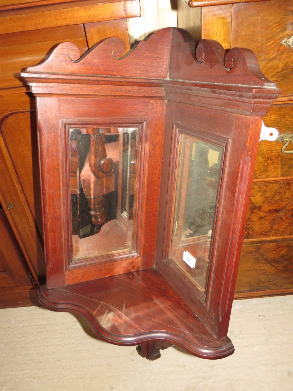 AN EDWARDIAN MAHOGANY MIRRORED CORNER SHELF BRACKET, H 90 cm - Image 2 of 3