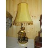 A LARGE 20TH CENTURY GILT METAL CHERUBIC TABLE LAMP WITH SHADE, OVERALL H 63.5 cm